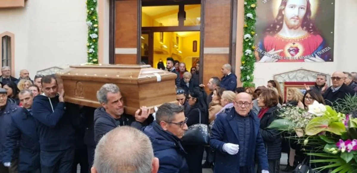 Torre Annunziata - L'ultimo saluto a Ciro Langella, allenatori e giocatori piangono il loro amico