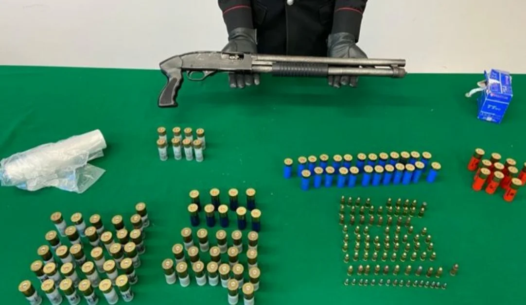 Castellammare di Stabia  - Trovato nella sterpaglia un fucile a pompa e cartucce