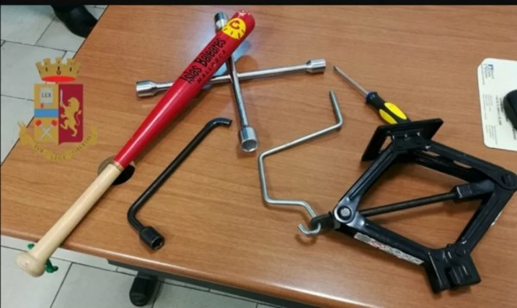 Portici - Sorpreso a smontare pneumatici da auto in sosta, arrestato