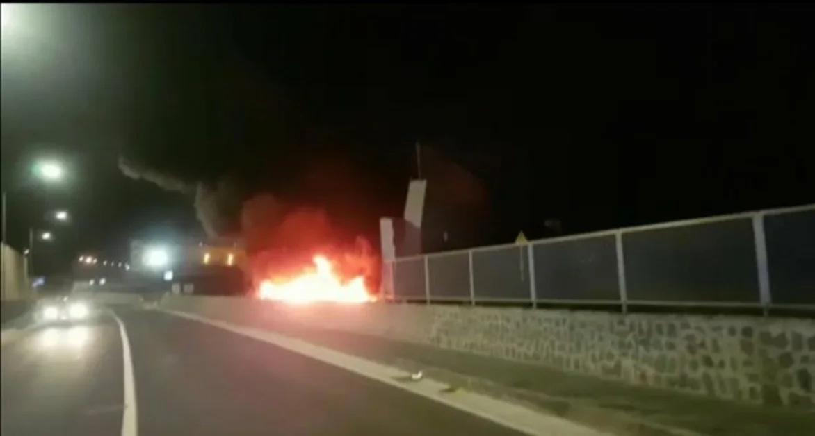 Torre Annunziata - Incendio lungo la bretella Lungomare Oplonti