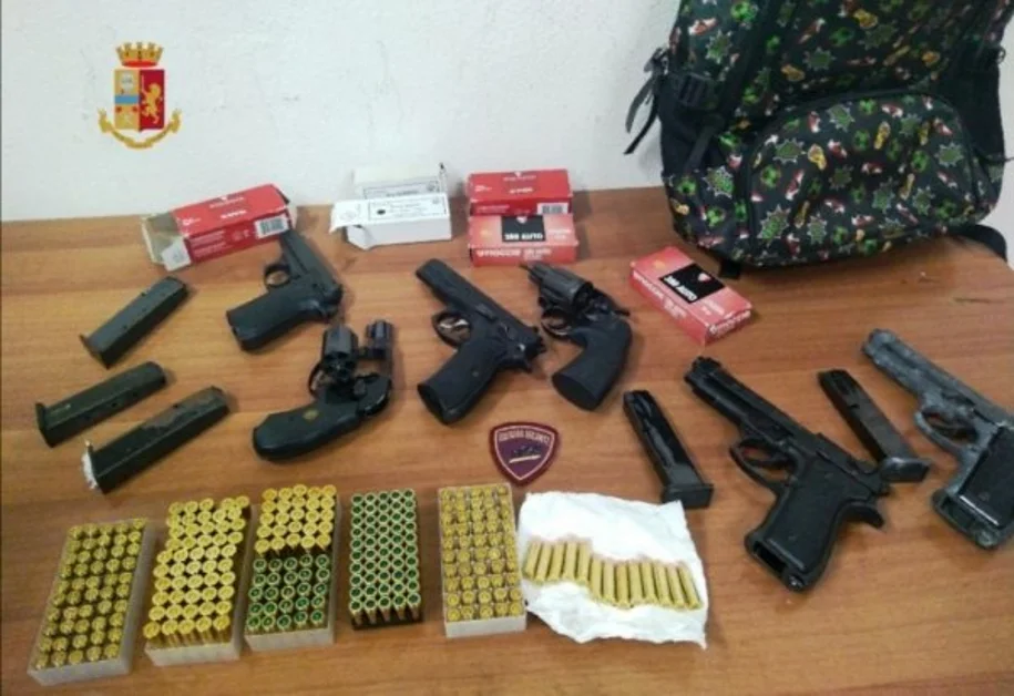 Napoli - Sei pistole in uno zaino abbandonato nelle aiuole a San Giovanni a Teduccio