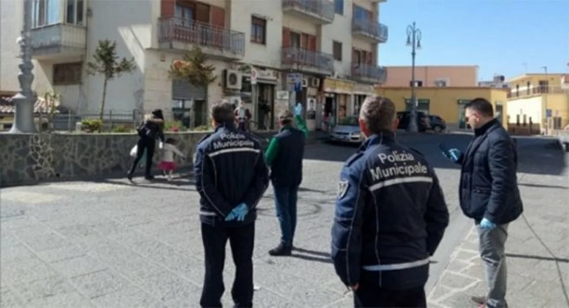 Trecase - Emergenza coronavirus, pedoni controllati dagli agenti di polizia urbana