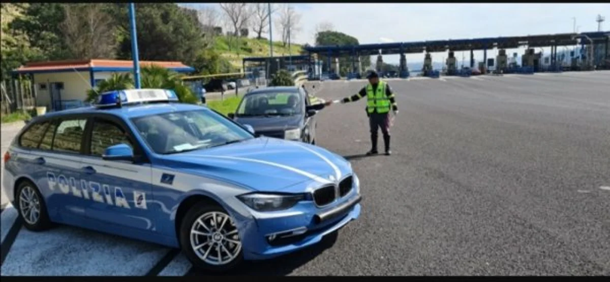Sulla Tangenziale di Napoli in auto senza motivo, denunciato
