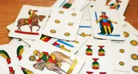 Carte da gioco napoletane, origine e storia di un quotidiano divertimento
