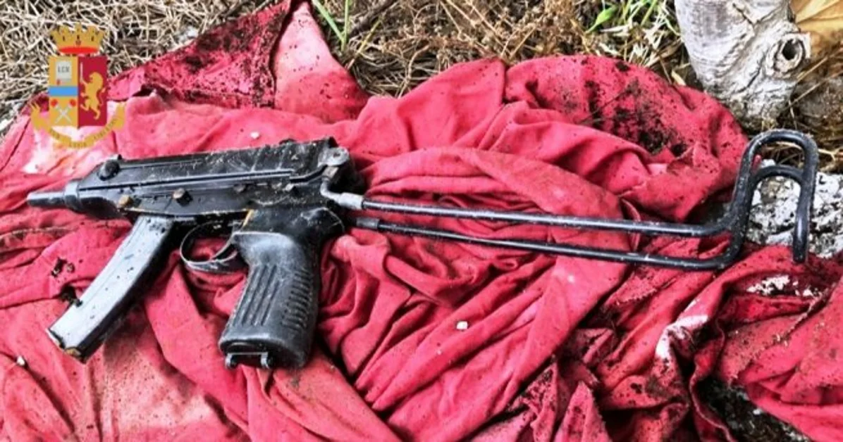 Torre del Greco - Rinvenute due pistole nascoste sotto un albero