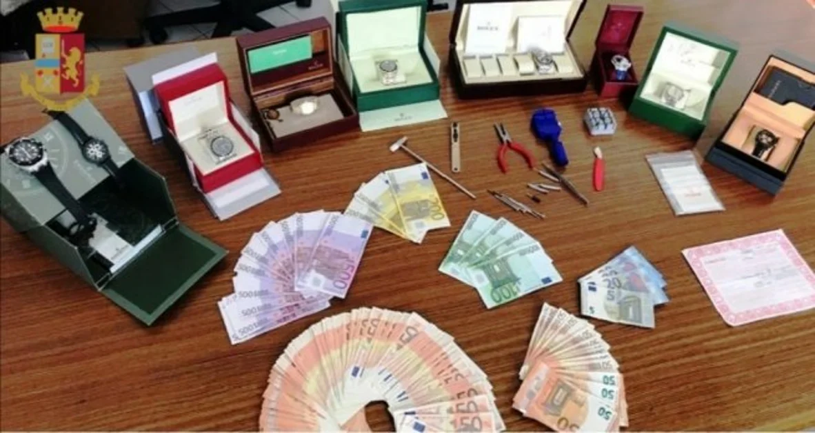 Napoli - Sgominata banda dedita a rapine e furti di orologi di lusso
