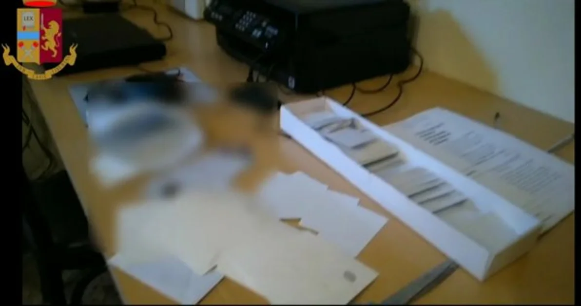 Napoli - Documenti falsi, vasta operazione antiterrorismo della Polizia