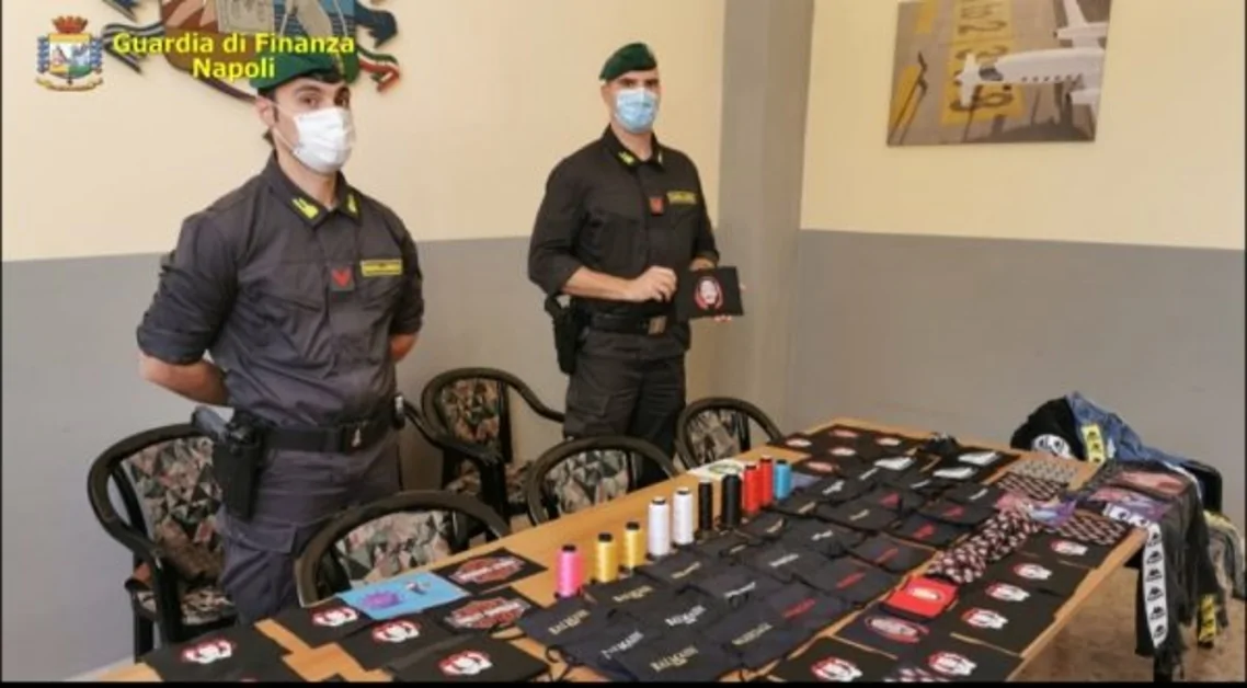 Napoli - Mascherine e abbigliamento contraffatti, tre denunce