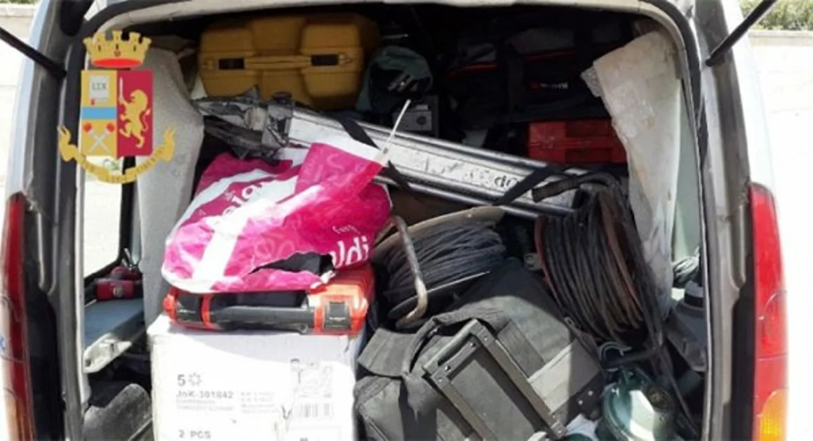 Casoria - Riconosce su una bancarella alcuni suoi attrezzi edili, denunciato venditore