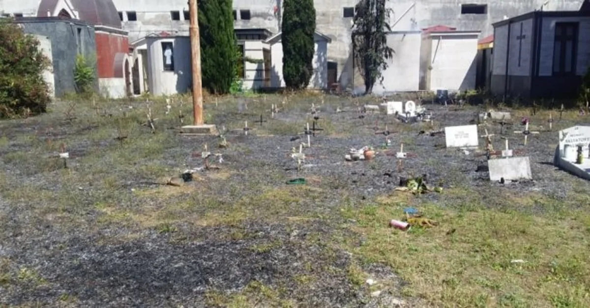 Torre Annunziata - Divampato  incendio nel cimitero, bruciano le sterpaglie