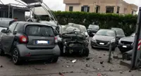 Torre Annunziata - Bomba carta esplode sotto un'auto presso  la concessionaria Ad Cars