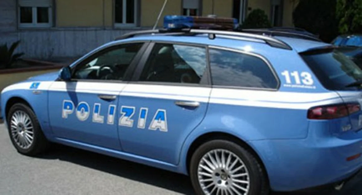 Napoli - In autostrada a piedi e in stato confusionale, salvato dalla Polizia