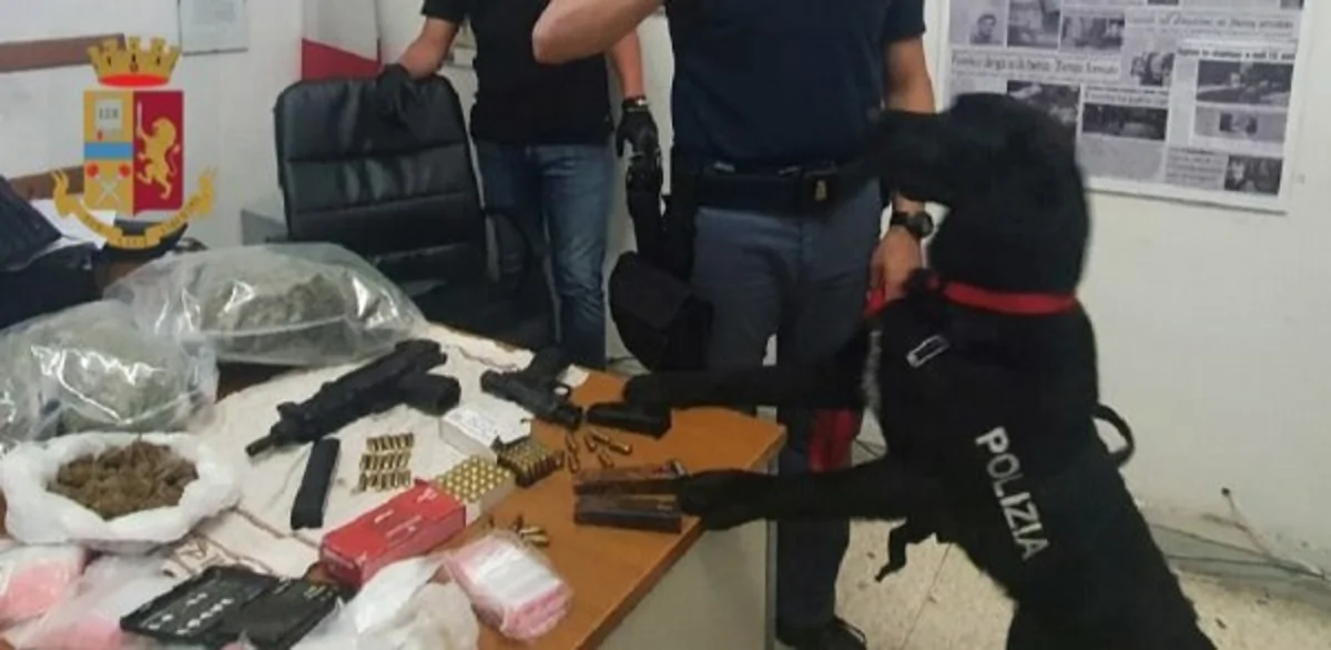 Napoli - Rione Traiano: trovate armi, cartucce e droga