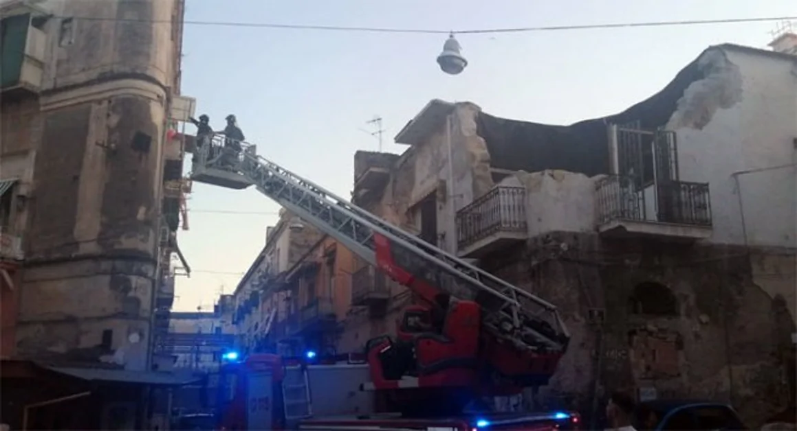 Torre Annunziata - Calcinacci giù da un palazzo in via Carducci, nessun ferito