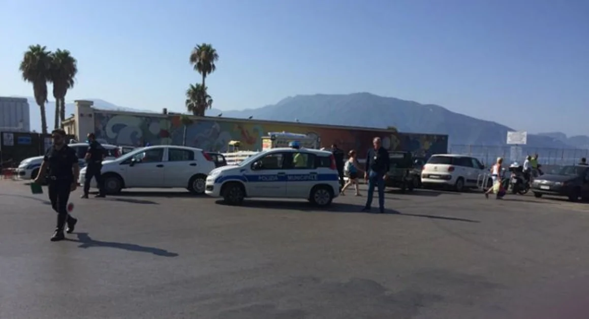 Torre Annunziata - Operazione di carabinieri e vigili urbani, elevate 30 multe e sanzionato parcheggiatore abusivo