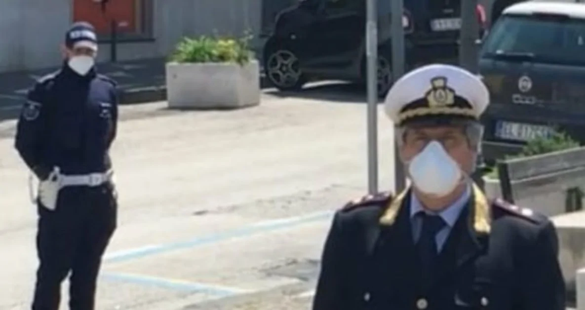 Sant'Anastasia - Tenta di lanciarsi nel vuoto, salvato dagli agenti di Polizia Municipale