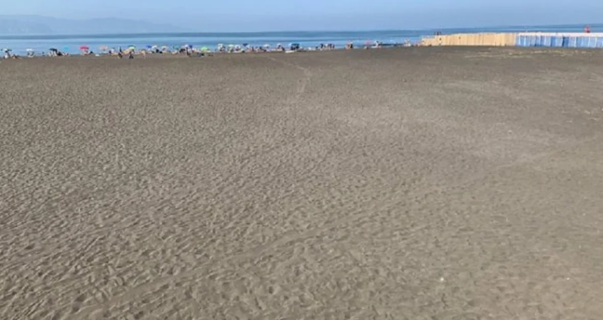 Torre Annunziata - Spiaggia libera: spazi di 10 metri quadrati delimitati da corda per il distanziamento sociale