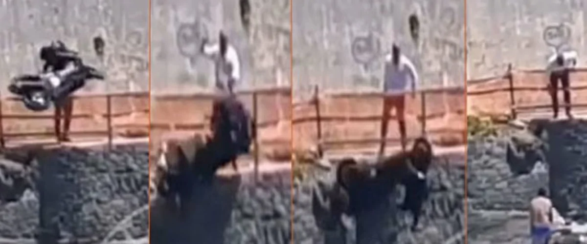 Torre del Greco - Spiaggia Mancinelli, energumeno scaraventa moto giù sugli scogli 