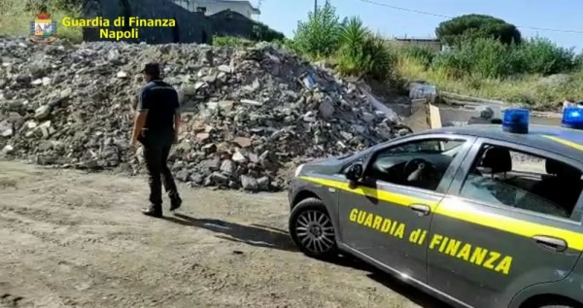Ercolano - Sequestrata area adibita a deposito di rifiuti