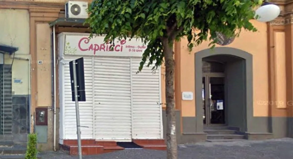 Torre Annunziata - Rapina a mano armata in un negozio, riprese dalle telecamere le fasi dell'accaduto