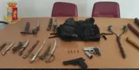 Napoli - Giovane 18enne con pistole, machete e pugnali: arrestato