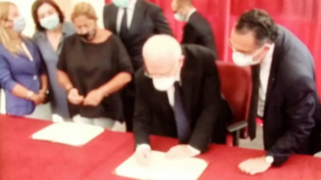 Torre del Greco - De Luca firma il protocollo per il rilancio della lavorazione del corallo