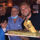 Sorrento accoglie Immobile, bomber di Torre Annunziata, con una torta speciale