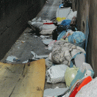 Torre Annunziata - Rifiuti in via Carlo III, la storia si ripete...