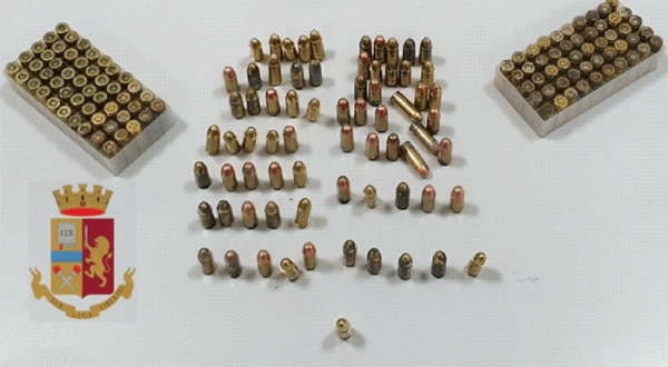 Napoli - Via Stadera: deteneva munizioni in casa, denunciato