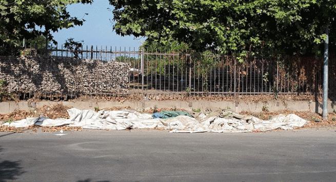 Pompei - Telone per strada in via Aldo Moro, chi deve rimuoverlo?