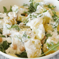 Insalata di patate con rucola