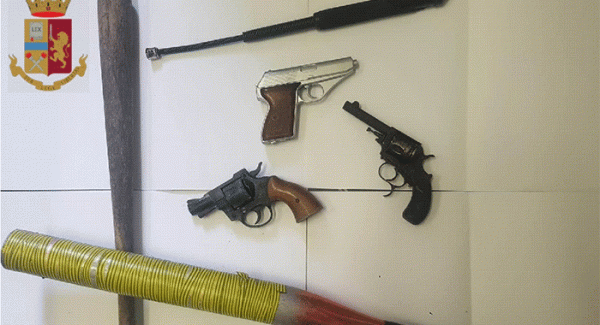 Acerra - Rinvenuti e sequestrati armi, mazze da baseball e sfollagente