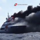 Prende fuoco lo yacht "Lady MM", 17 persone tratte in salvo
