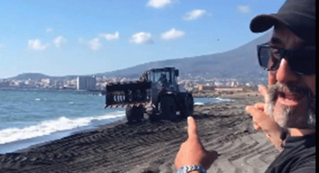 Torre Annunziata - Ruspa in azione per pulire l'arenile di Rovigliano