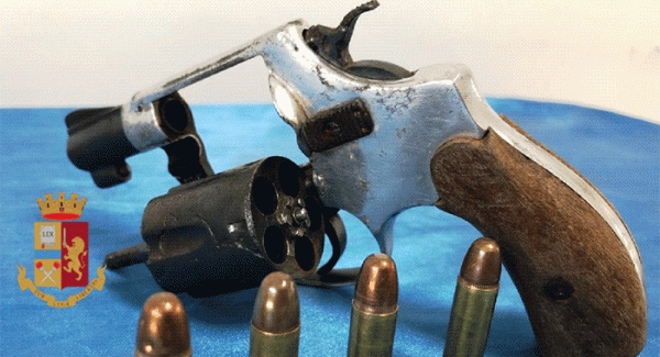 Napoli - Pianura, 22enne arrestato per detenzione di arma da sparo clandestina e ricettazione