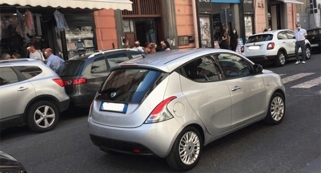 Torre Annunziata - Attimo di panico: mamma lascia figlia in auto e non la trova al ritorno