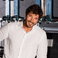 Stefano De Martino paparazzato al largo di Amalfi con una bella mora