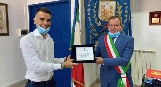 Torre Annunziata - L'assistente arbitrale Muto premiato dal sindaco Ascione