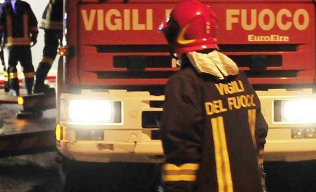 Mette in salvo i tre fratelli da incendio e poi muore per asfissia