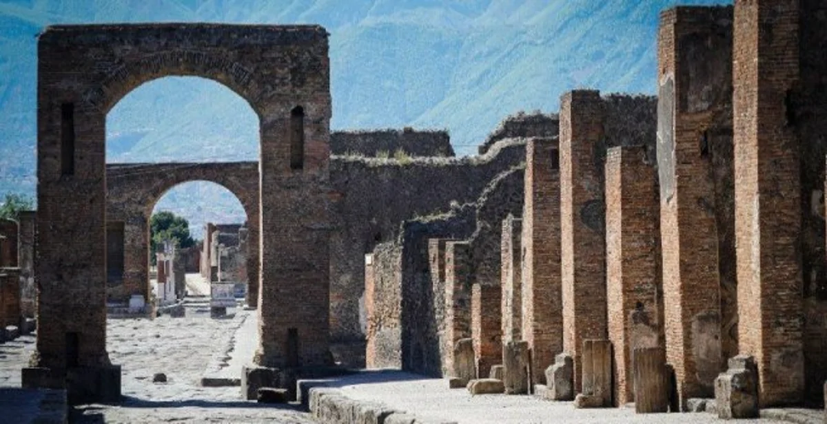 Pompei - Turisti canadesi restituiscono reperti sottratti furtivamente: "Portano sfortuna"