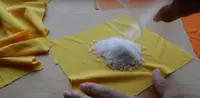 Sacchetti di sale e riso negli armadi. Un rimedio contro l'umidità sugli abiti 