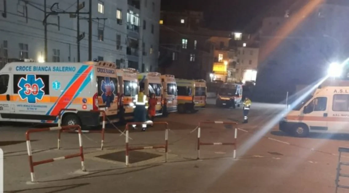 Coronavirus, ambulanze ferme davanti all'ospedale San Leonardo: non ci sono posti-letto