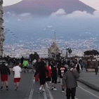 Il Covid a Napoli: lungomare gremito, ristoranti pieni e traffico intenso