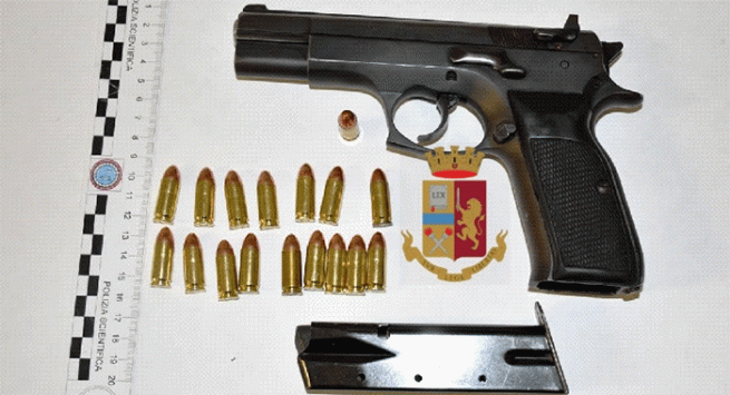 Giugliano - Punta una pistola contro i poliziotti, arrestato