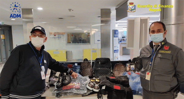 Napoli - Fermati 4 passeggeri in aeroporto, trasportavano nelle valigie merce contraffatta
