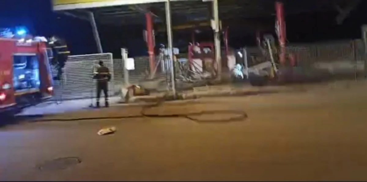 Torre Annunziata - Grosso boato in via Ercoli, incendio in un distributore di benzina