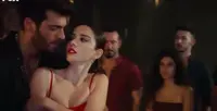 Bay Yanlis: Can Yaman e Özge Gürel tango galeotto tra i due 