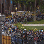 VIDEO IN DIRETTA: Addio a Diego Armando Maradona: migliaia di tifosi in fila per omaggiare il loro campione