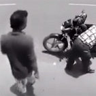 Ladro sfila portafoglio dalla tasca di un uomo, si accorge di essere ripreso e lo restituisce