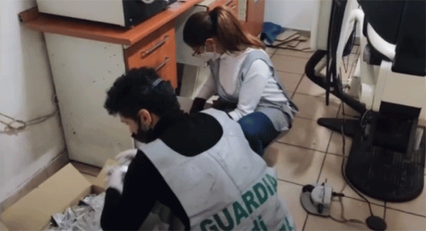 Napoli - Soccavo: scoperto sul fatto falso dentista 52enne